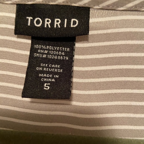 Torrid 5 light grey /white long sleeve top - Picture 3 of 4